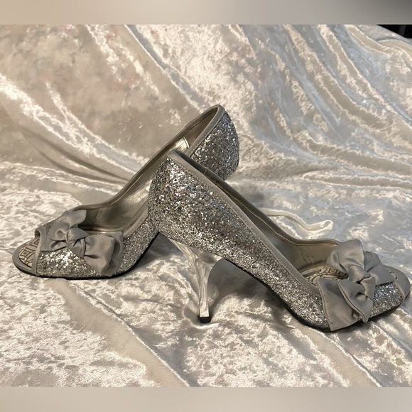 Gorgeous silver glitter pumps with silver bow peek a boo toe. 506 - Picture 2 of 9